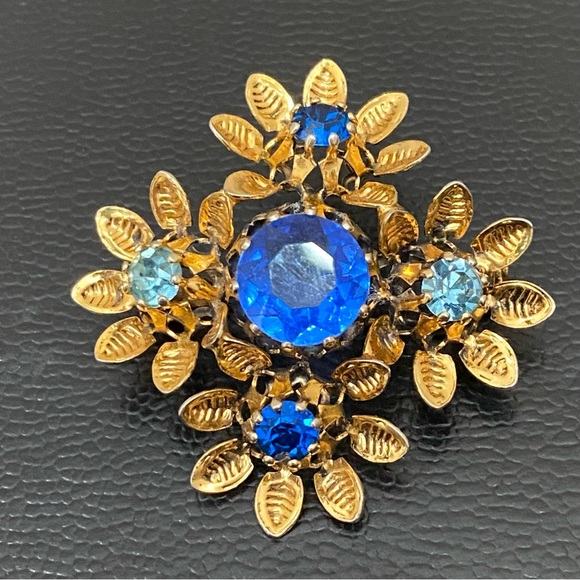 Vintage Austrian Crystal Ornate Gold Tone Filigree Blue Crystal Brooch 6.5g - Picture 2 of 15